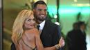 Kiper Manchester United, Sergio Romero, didampingi sang istri menghadiri resepsi pernikahan bintang Barcelona, Lionel Messi di Kompleks City Center, Santa Fe, Jumat (30/6/2017). (AFP/Eitan Abramovich) 