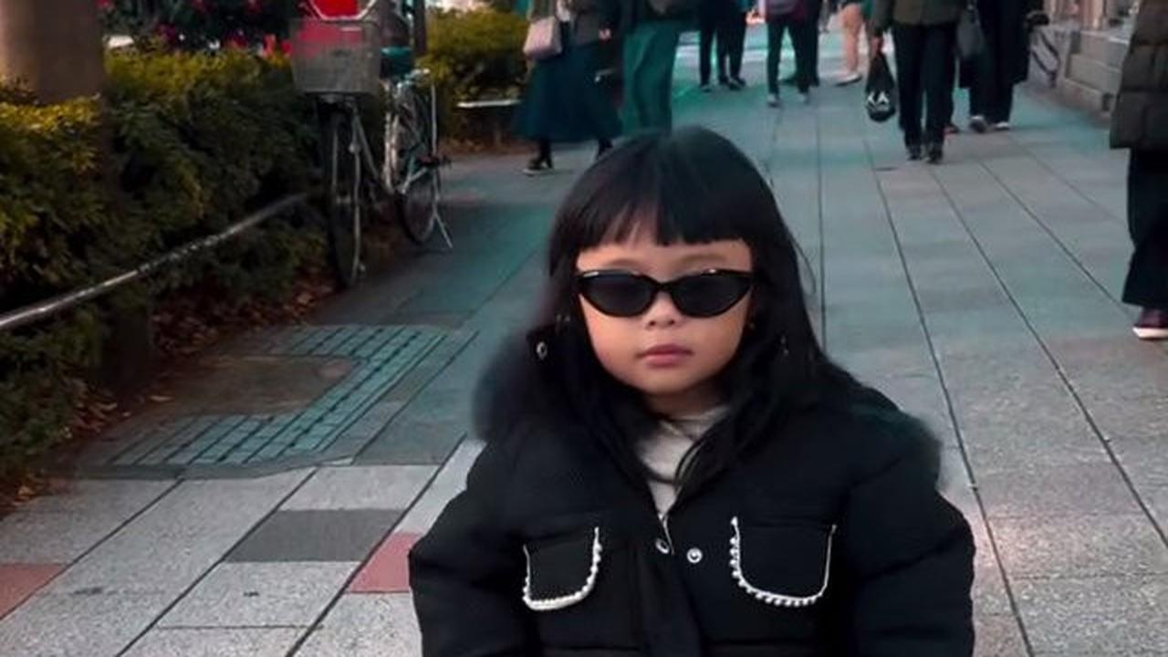 Aksi Gemas Ameena Anak Atta Halilintar dan Aurel Hermansyah saat Liburan ke Jepang, Minta Divideoin Bak Model Profesional