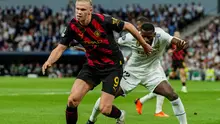 Penyerang Man City, Erling Haaland saat dibayangi bek Real Madrid, Antonio Rudiger pada leg pertama semifinal Liga Champions 2022/2023, Rabu (10/5/2023) dini hari WIB. (AP Photo/Jose Breton)