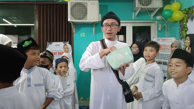 Aming bersama Alma Thania saat mengunjungi Panti Asuhan di Yayasan Insan Cerdas Berkarya.