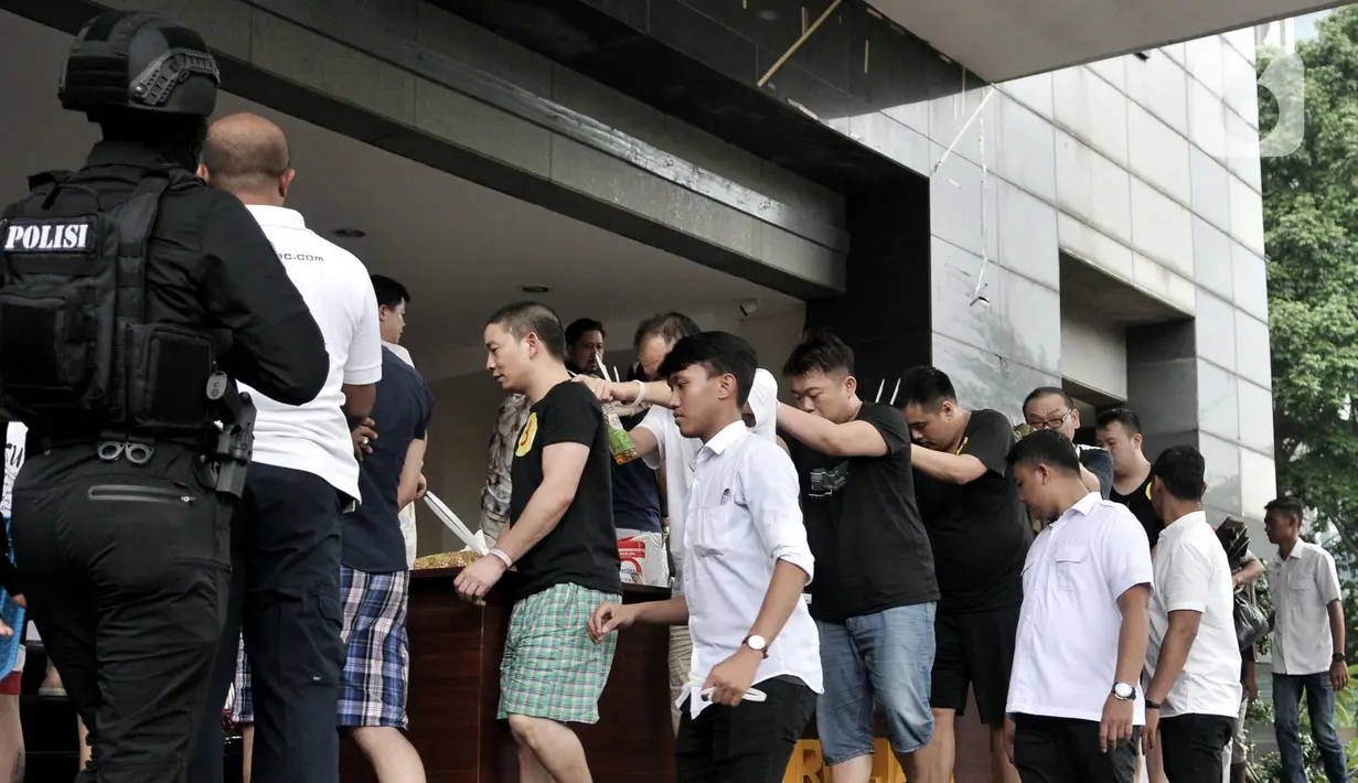 Sejumlah tersangka digiring polisi saat rilis kasus penipuan online (Telecom Fraud) di Mapolda Metro Jaya, Jakarta, Selasa (26/11/2019). Polisi meringkus 91 tersangka yang merupakan warga negara (WN) China. (merdeka.com/Iqbal Nugroho)