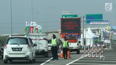 Petugas memberi informasi pemudik saat penutupan jalur fungsional tol Brebes-Batang, Jawa tengah, Rabu (21/6). Penutupan tersebut disebabkan menumpuknya kendaraan menuju jalur fungsional tol Brebes-Batang. (Liputan6.com/Gempur M Surya)