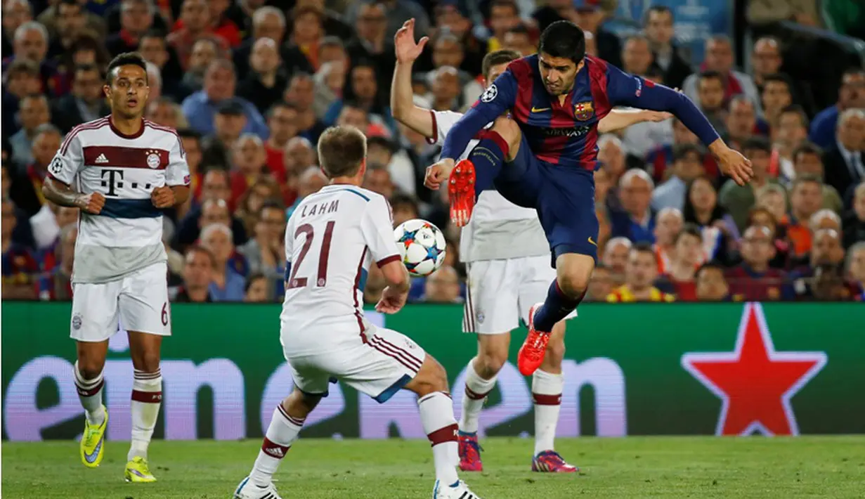 Luis Suarez berebut bola dengan Philipp Lahm. (Reuters/Paul Hanna)