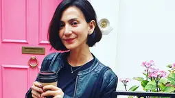 Wanita kelahiran 21 September 1977 ini memiliki gaya fashion yang kece yang membuat ia selalu terlihat bak anak muda. (Liputan6.com/IG/@wanda_hamidah)