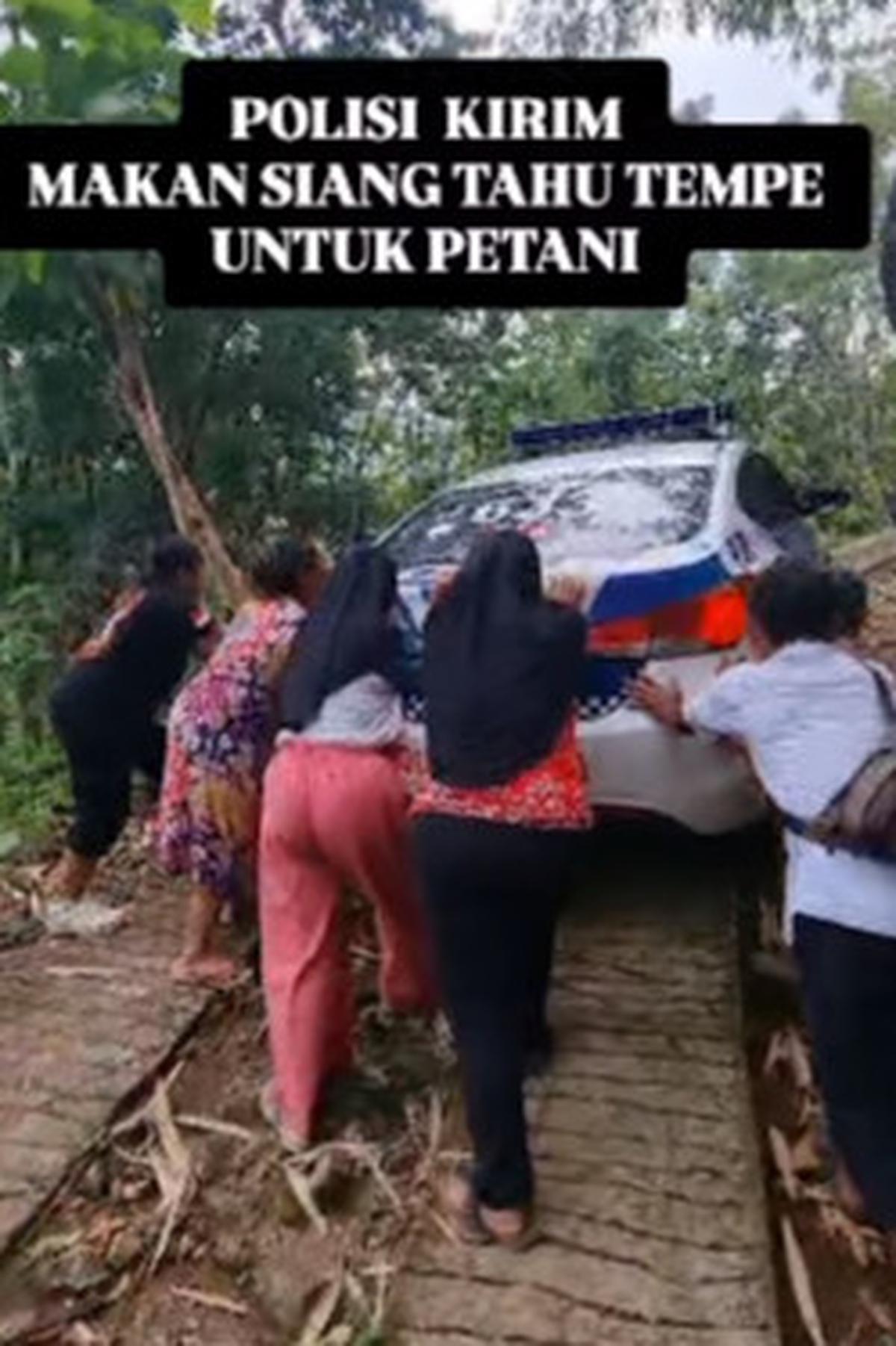 Bawa Mobil Patwal ke Perkampungan