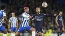 Gelandang Manchester City, Bernardo Silva berebut bola dengan pemain Brighton and Hove Albion, Alexis Mac Allister pada pertandingan lanjutan Liga Inggris di Stadion AMEX, London, Sabtu (23/10/2021). Kemenangan atas Brighton membuat City naik ke peringkat kedua klasemen. (Gareth Fuller/PA via AP)