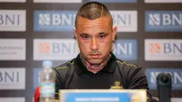 Pemain Belgia berdarah Indonesia, Radja Nainggolan saat dikenalkan sebagai rekrutan baru Bhayangkara FC di ruang konferensi pers Stadion Utama Gelora Bung Karno (SUGBK), Senayan, Jakarta, Senin (04/12/2023). (Bola.com/Bagaskara Lauardi)