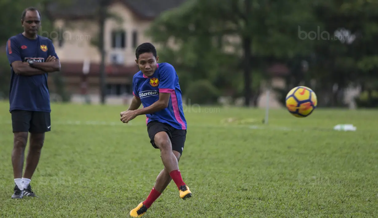 Gelandang Selangor FA, Evan Dimas, melepaskan tendangan saat latihan di Lapangan SUK, Selangor, Sabtu (3/2/2018). Selangor FA bersiap jelang laga perdana Liga Super Malaysia melawan Kuala Lumpur FA. (Bola.com/Vitalis Yogi Trisna)