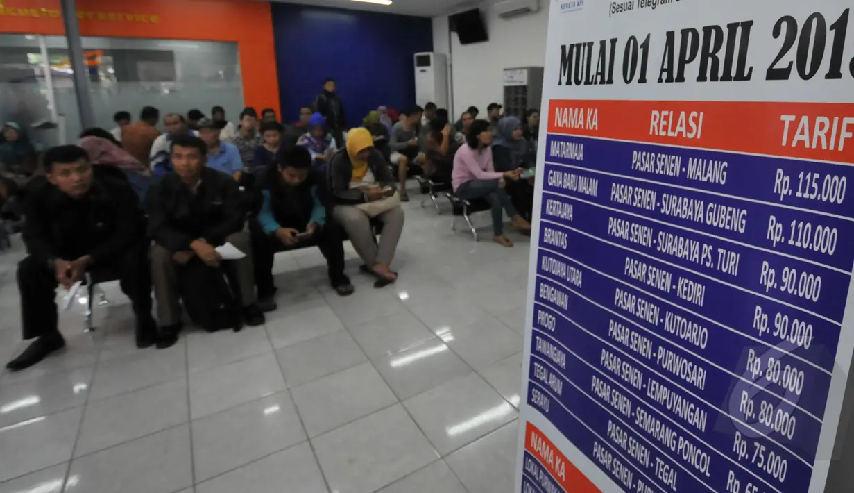 PT Kereta Api Indonesia (Persero) atau PTKAI mengumumkan mulai 1 April 2015 tarif kereta api kelas ekonomi jarak sedang dan jarak jauh mengalami kenaikan harga hingga mencapai 100 persen, Jakarta, Jumat (13/3/2015). (Liputan6.com/Johan Tallo)