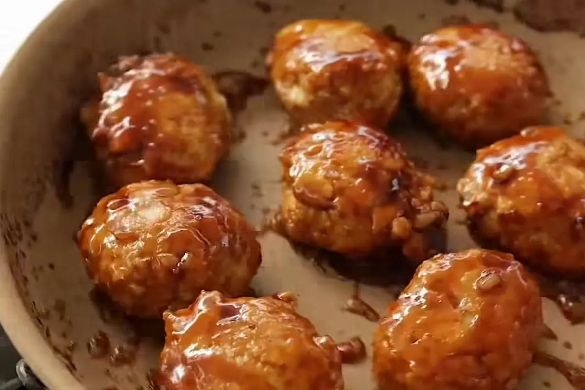 Resep Praktis Chicken Tsukune ala Chef Devina Hermawan. (Dok: IG @devinahermawan https://www.instagram.com/reel/DL6rXQCveea/?igsh=czV3NW45dHE0ODFl)