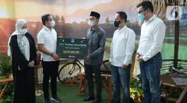 Customer Retention Division Head Vivi Elfira, COO Ezar Kumendong didampingi Area Manager DKI 1 Sovi Herlambang dan David Thamrin secara simbolis menyerahkan donasi kepada Yayasan Media Kasih pada bulan Ramadan bertajuk Perjalanan Ramadan ACC di Jakarta, Sabtu (01/05/2021). (Liputan6.com/Pool/ACC)