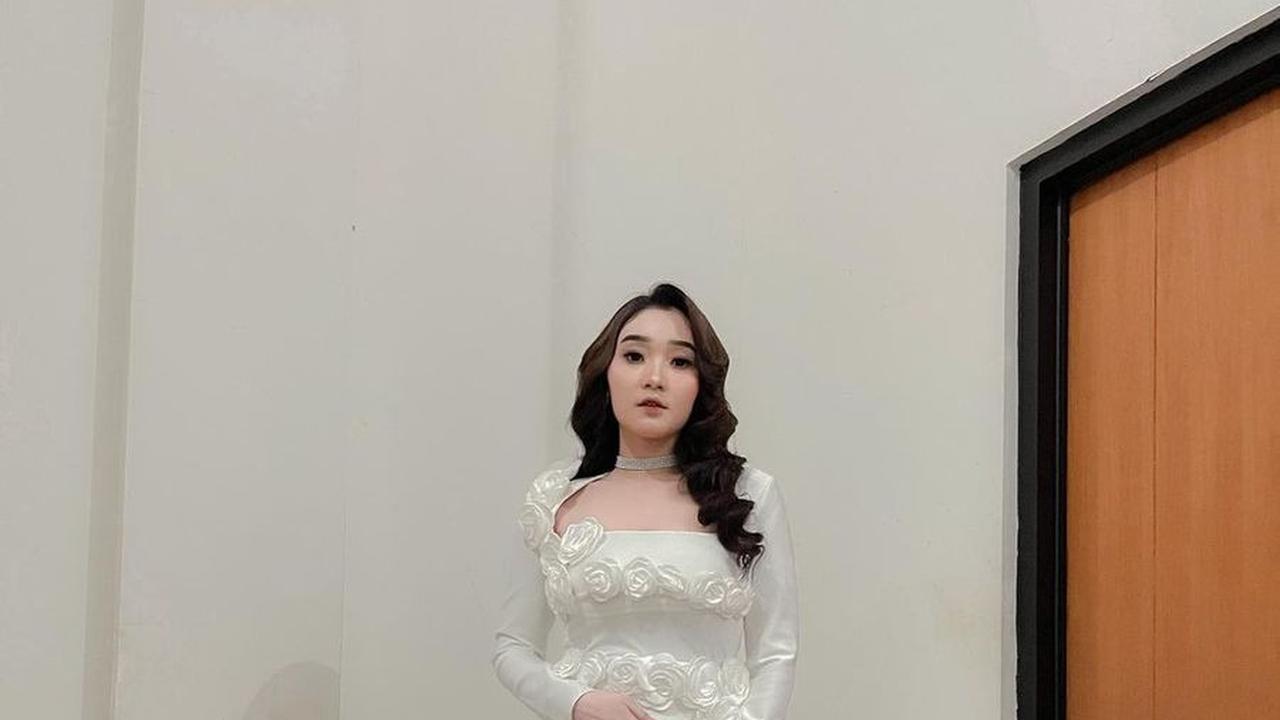 Gaun Putih Dipadukan Dengan Rambut Bergelombang