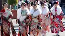 Para wanita menghadiri Hari Kedewasaan di Tokyo, Jepang  (14/1). Upacara ini ditandai dengan pemakaian kimono dan pergantian model rambut untuk menandai usia kedewasaan. (AP Photo/Koji Sasahara)