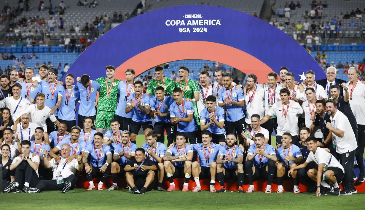 Para pemain Uruguay berpose dengan medalinya usai mengalahkan Kanada dalam adu penalti pada perebutan peringkat ketiga Copa America 2024 digelar di Stadion Bank of America, Minggu (14/7/2024) pagi WIB.  (AP Photo/Nell Redmond)