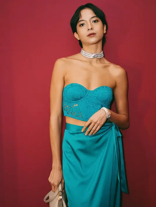 Masih dengan koleksi High Jewellery Mediterranea, Putri Marino berganti outfit yang lebih elegan [@putrimarino]