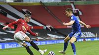 Brandon Williams dari Manchester United, kiri, duel perebutan bola dengan Luke Thomas dari Leicester selama pertandingan sepak bola Liga Utama Inggris antara Manchester United dan Leicester City, di stadion Old Trafford di Manchester, Inggris, Selasa, 11