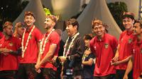 Timnas Indonesia dan Palestina menyapa masyarakat Surabaya dan sekitarnya dalam acara gala dinner dan meet & greet yang berlangsung di Balai Kota Surabaya, Minggu (11/6/2023). (Wahyu Pratama/Bola.com)