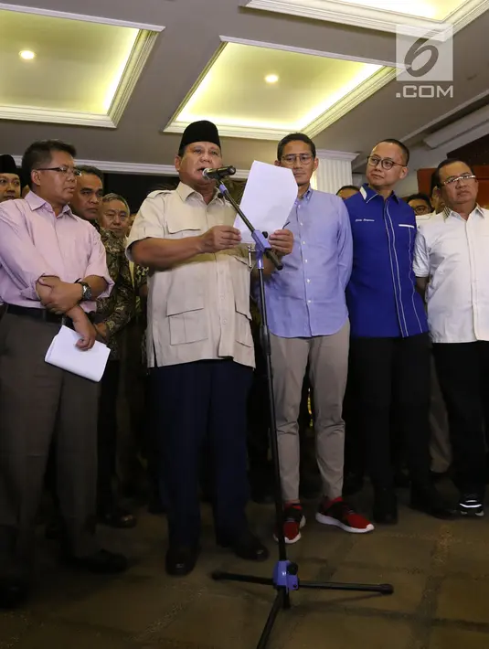 Capres nomor urut 02 Prabowo Subianto (tengah) didampingi cawapres Sandiaga Uno dan koalisi Adil Makmur memberi ketarangan terkait hasil putusan Mahkamah Konstitusi (MK), Jakarta, Kamis (27/6/2019). Putusan MK disepakati sembilan hakim konstitusi tanpa perbedaan pendapat. (Liputan6.com/Angga Yuniar)