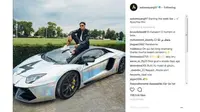 Striker Borusia Dortmund Aubameyang berpose di atas Lamborghini Aventador. (Instagram)