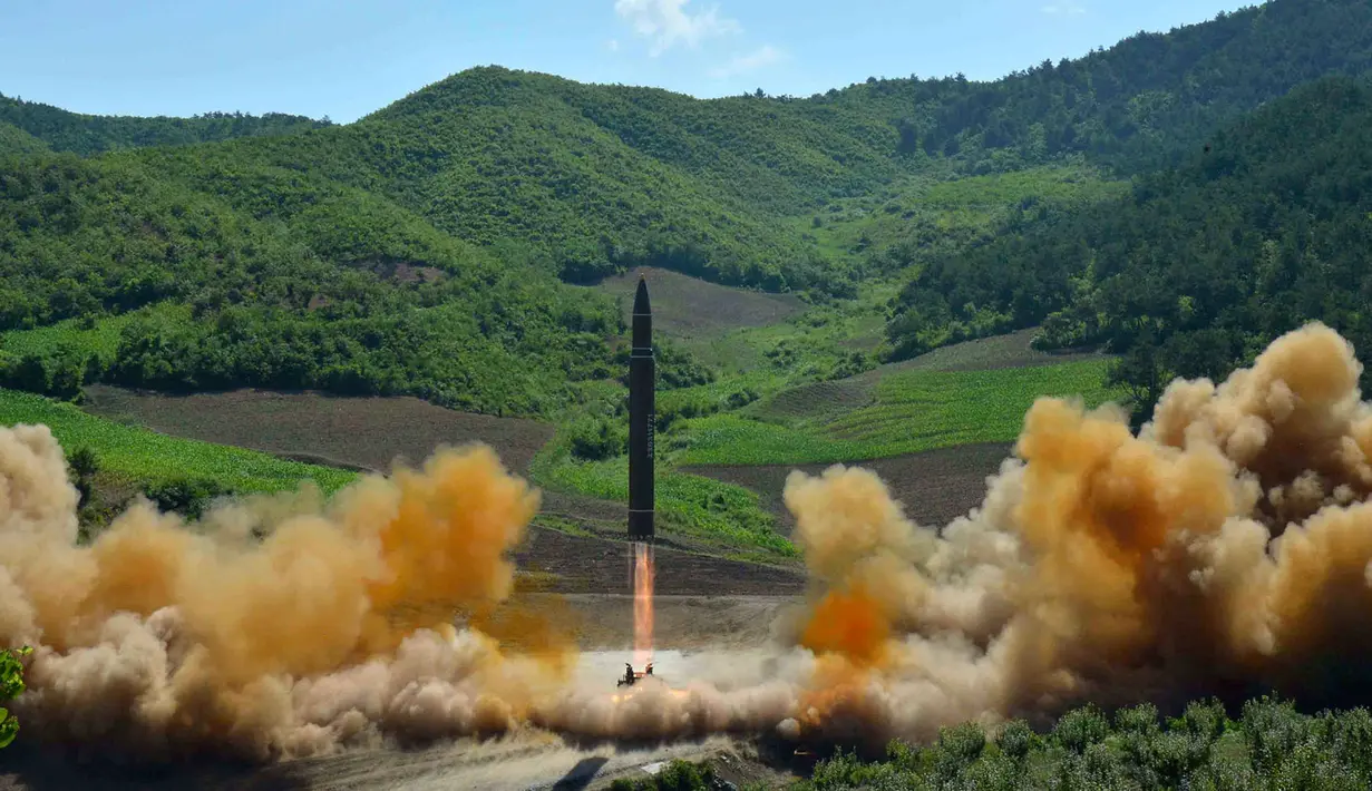 Peluncuran rudal balistik antarbenua Hwasong-14, ICBM, di barat laut Korea Utara, 4 Juli 2017. Peluncuran rudal balistik ini merupakan gerakan menantang Washington secara militer. (KRT via AP Video)