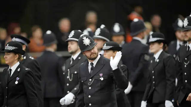 Petugas kepolisian ikut mengamankan pemakaman Ratu Elizabeth II pada 19 September 2022.  (AP Photo/Markus Schreiber)