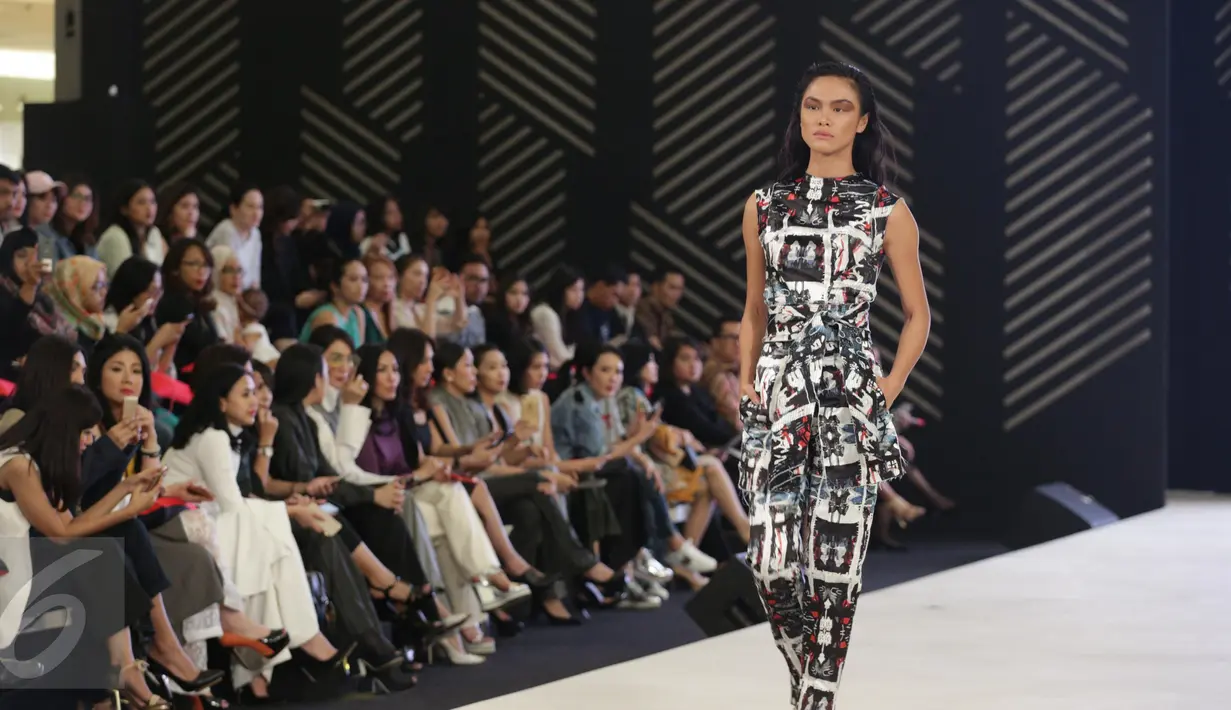 Model berjalan dipanggung mengenakan busana rancangan MADE IND X TANGAN dalam pagelaran Senayan City Fashion Nation ke-11, Jakarta, Senin (10/4). (Liputan6.com/Faizal Fanani)