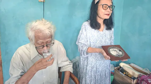 Heru Baskoro, putra Sayuti Melik, tinggal bersama istrinya, Treyzia Noviani, cucu Haji Agus Salim. (Liputan6.com/Rifqy Alief)