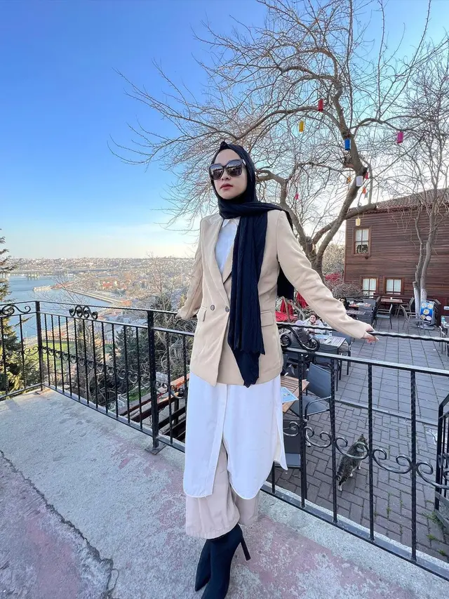 6 Gaya Padu Padan Blazers dan Hijab Poppy Bunga yang ala Girl Boss