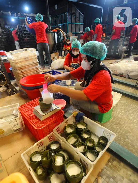 <p>Pekerja menyelesaikan pembuatan kue keranjang di Pabrik Kue Hoki. (merdeka.com/Arie Basuki)</p>