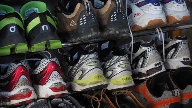 Ilustrasi rak sepatu.