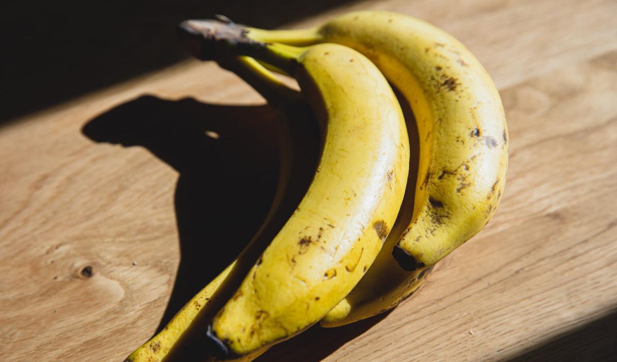 1. Pisang: Menetralisir Asam Lambung