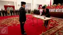 Presiden Jokowi saat penandatangan berita acara pelantikan Laksamana Dua Willem Rampangilei sebagai Kepala BNPB di Istana Negara, Jakarta, Senin (7/9/2015). Willem menggantikan Syamsul Maarif yang telah habis masa jabatannya. (Liputan6.com/Faizal Fanani)