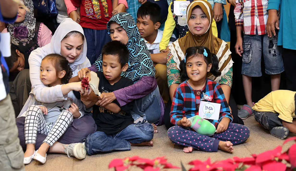 Dalam keluarganya, Mona tidak memiliki ritual khusus saat memperingati Hari Ibu. Bahkan pada Hari Ibu tahun ini, ia merayakan bersama ibu dari anak-anak berkebutuhan khusus. (Nurwahyunan/Bintang.com)