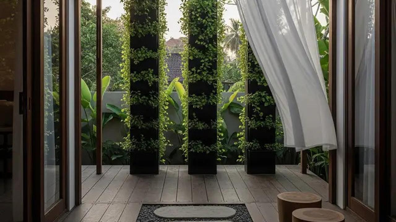 9 Model Teras Belakang Rumah dengan Tiang Tanaman Salur yang Instagramable 2025