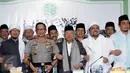 Kapolri Jenderal Pol Tito Karnavian (keempat kiri) bergandengan tangan usai memberi keterangan di gedung MUI, Jakarta, Senin (28/11). Kapolri dan GNPF MUI sepakat menyelenggarakan demonstrasi 2 Desember di Lapangan Monas. (Liputan6.com/Helmi Fithriansyah)