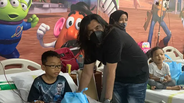 Adam Jagwani Wakili Sang Putri Lakukan Kunjungan dan Berbagi Bingkisan untuk Pasien Thalasemia. (ist)