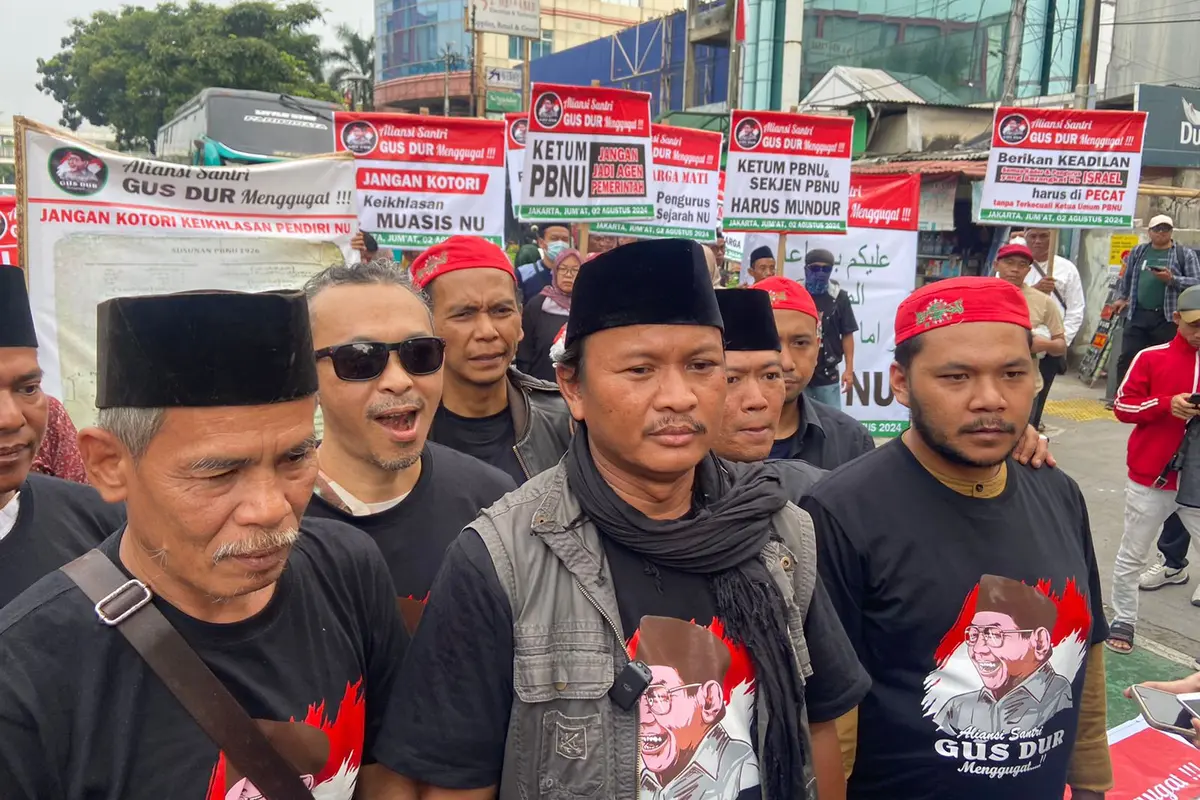 Sejumlah massa aksi yang menamakan diri Aliansi Santri Gus Dur, mendatangi Kantor Pengurus Besar Nahdlatul Ulama (PBNU) di Jalan Kramat Raya Jakarta Pusat, Jumat (2/8/2024) (Istimewa)