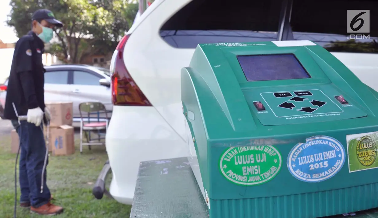 Sebuah mesin uji emisi mobil terlihat di Lapangan Gris Semarang, Selasa(23/4). Dinas Lingkungan Hidup  Perhubungan Kota Semarang  mengadakan uji emisi gratis untuk mendukung program biru langitku di wilayah Kota Semarang. (Liputan6.com/Gholib)