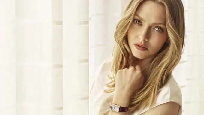 Koleksi Jam Tangan Elegan Pilihan Amanda Seyfried untuk Temani Setiap Outfit