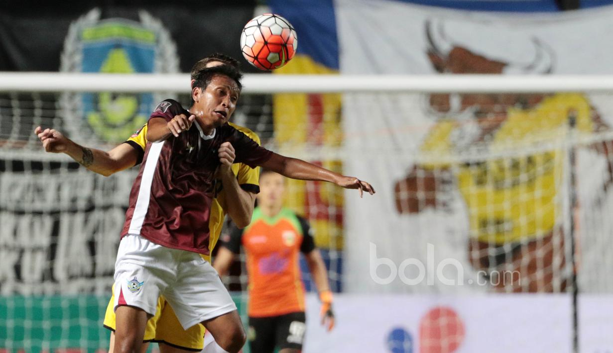 Duel pemain Gresik United, Arsyad dan pemain Mitra Kukar, Jorge Gotor pada partai kedua Grup 1 Piala Presiden 2017 di Stadion Maguwoharjo, Sleman, Sabtu (4/2/2017). Mitra Kukar menang 1-0. (Bola.com/Nicklas Hanoatubun)