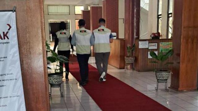 Penyidik Komisi Pemberantasan Korupsi melakukan penggeledahan di Kantor Bupati Kapuas, Selasa (28/3/2023). (Liputan6.com/ Roni Sahala)