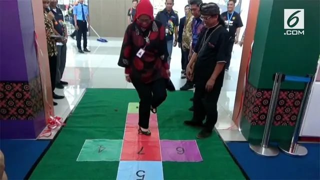 Bandara Internasional Soekarno Hatta, Tangerang, Banten memamerkan aneka mainan tradisional untuk diperkenalkan kepada penumpang khususnya kontingen negara peserta Asian Games 2018, di Terminal Tiga Internasional.