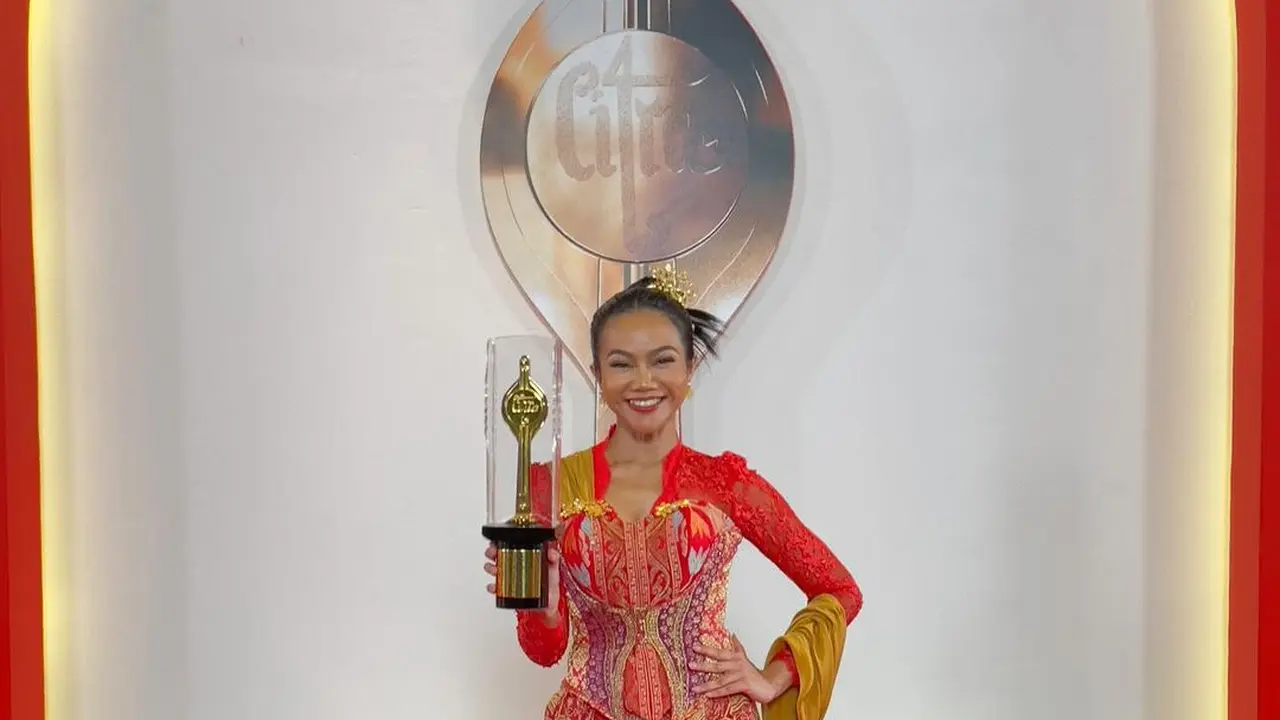 Artis pakai kostum merah di FFI 2023