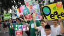 Sejumlah warga melakukan kampanye tentang perdamaian dunia saat car free day di kawasan Bunderan HI, Jakarta, Minggu (27/5). (Liputan6.com/Faizal Fanani)