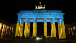 Gerbang Brandenburg diterangi dengan warna bendera Ukraina di Berlin, Jerman, Rabu (23/2/2022). Salah satu bangunan ikonik itu diterangi warna bendera nasional Ukraina, biru dan kuning untuk menunjukkan solidaritas selama ketegangan negera itu dengan Rusia. (AP Photo/Markus Schreiber)