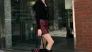 Hal ini membuat penampilannya semakin khas dan relevan bagi generasi muda yang suka bereksperimen dengan tampilan santai namun tetap stylish. [@tamaradai].