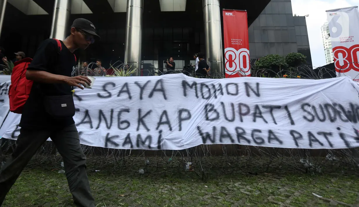 Sebelumnya, pada 27 Agustus 2025, Bupati Pati Sudewo telah diperiksa KPK untuk menjadi saksi kasus dugaan suap pembangunan dan pemeliharaan jalur kereta api di lingkungan Direktorat Jenderal Perkeretaapian (DJKA) Kementerian Perhubungan. (Liputan6.com/Helmi Fithriansyah)