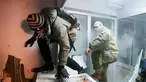 Dua orang demonstran saat merusak seisi bank Rusia, Sberbank di Kiev, Ukraina (21/11). Aksi dilakukan untuk memperingati tragedi kerusuhan 2014 yang menyebabkan lebih dari 100 warga Ukraina tewas. (REUTERS/Valentyn Ogirenko)