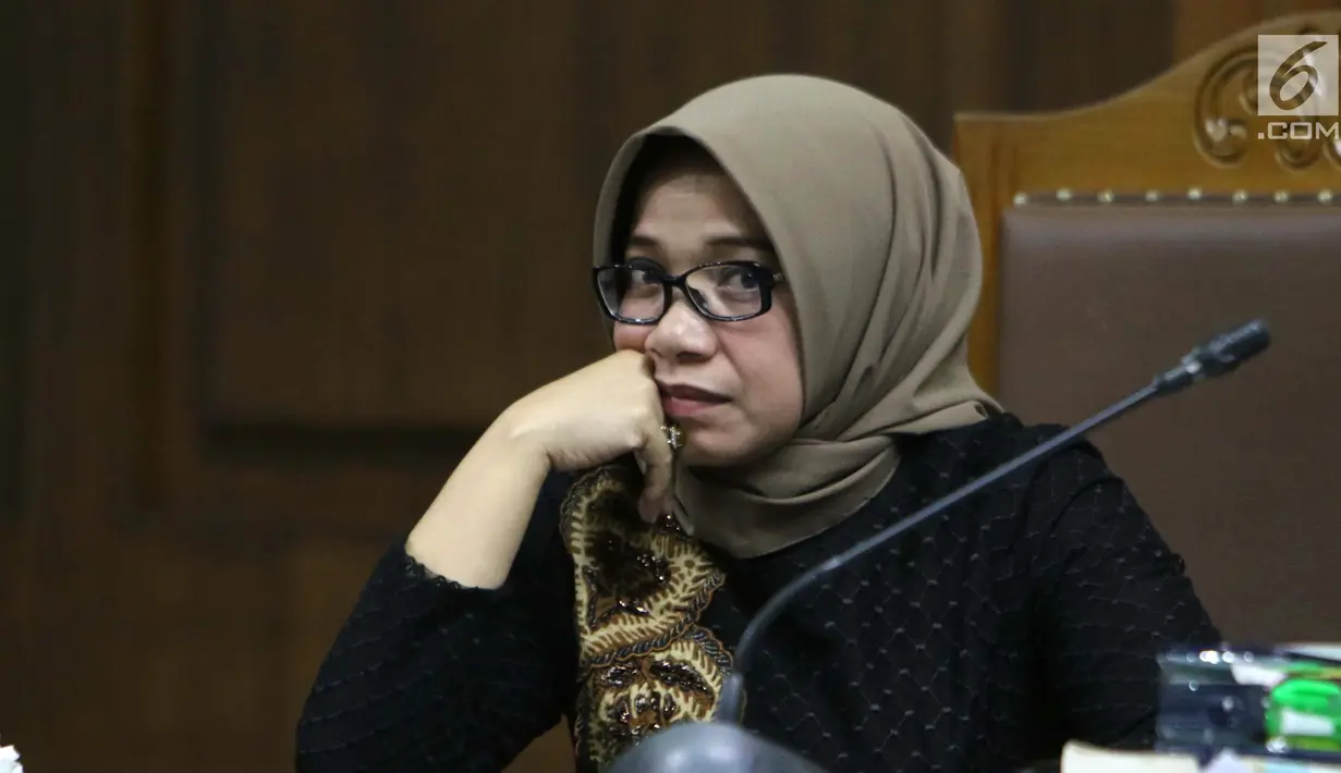 Terdakwa dugaan suap kesepakatan kontrak kerja sama pembangunan PLTU Riau-1, Eni Maulani Saragih menyimak keterangan saksi pada sidang lanjutan di Pengadilan Tipikor, Jakarta, Rabu (2/1). Tujuh saksi dihadirkan JPU KPK. (Liputan6.com/Helmi Fithriansyah)