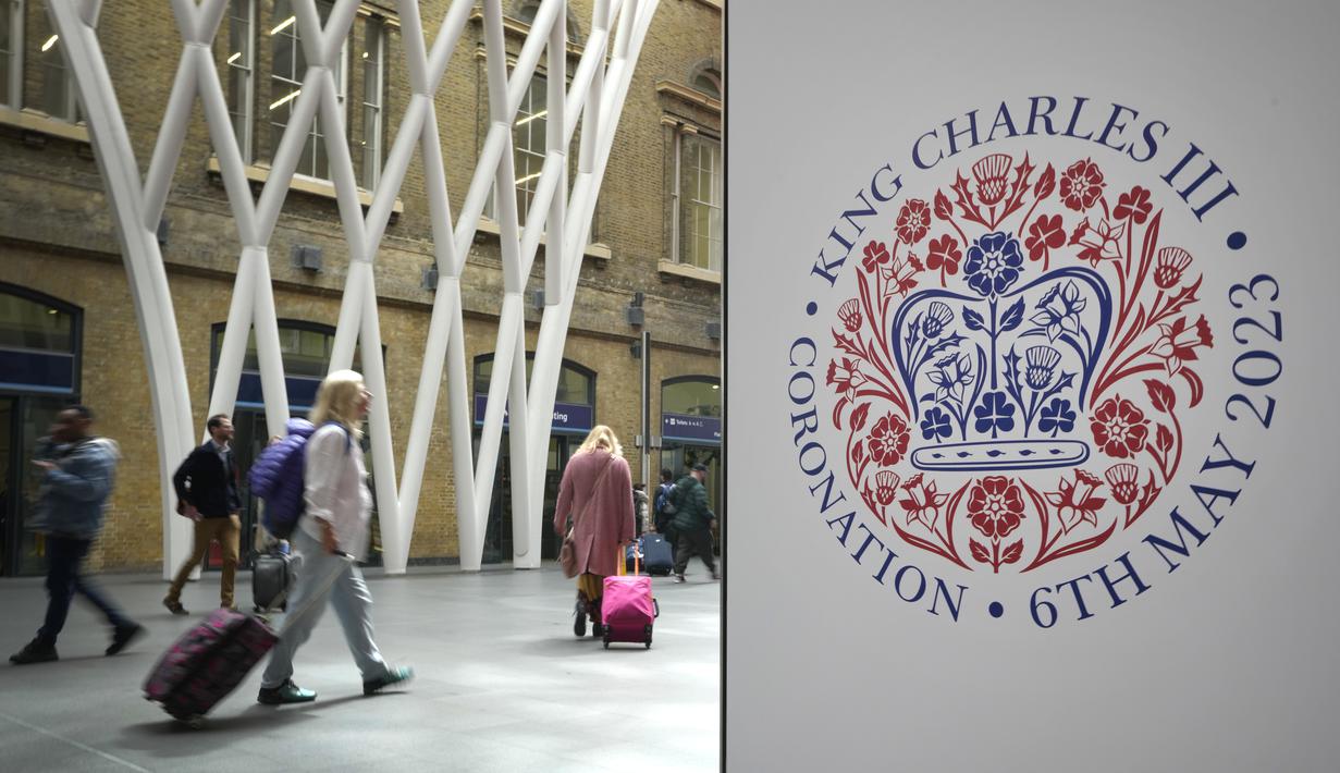 Spanduk perayaan penobatan Raja Charles III dipajang di Stasiun Kings Cross di London, Senin, 1 Mei 2023. Penobatan Raja Charles III akan berlangsung di Westminster Abbey pada 6 Mei. (AP Photo/Kirsty Wigglesworth)